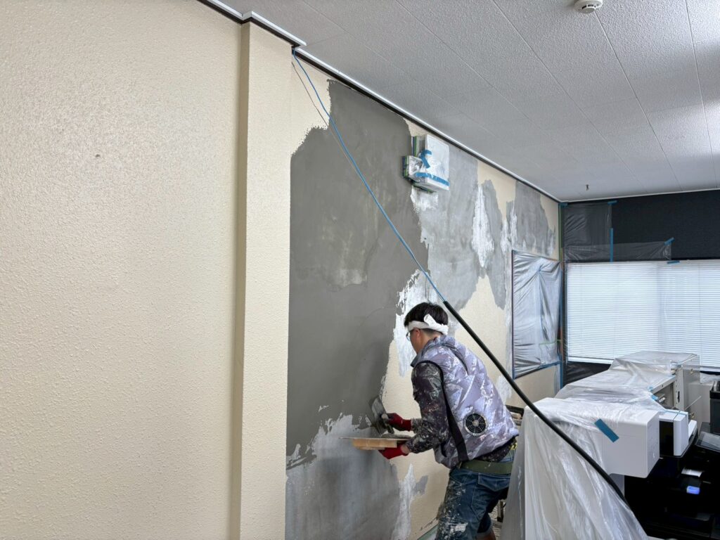 施工中　左官